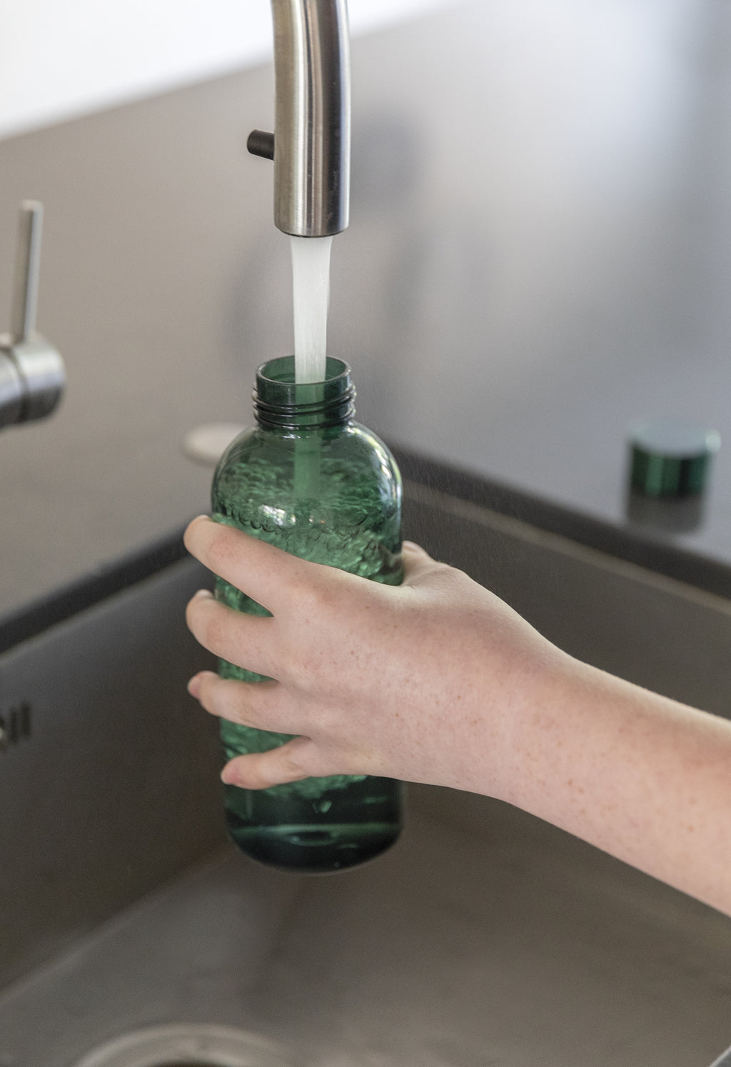 Garrafa de água à prova de fugas com tampa metálica - 620ml