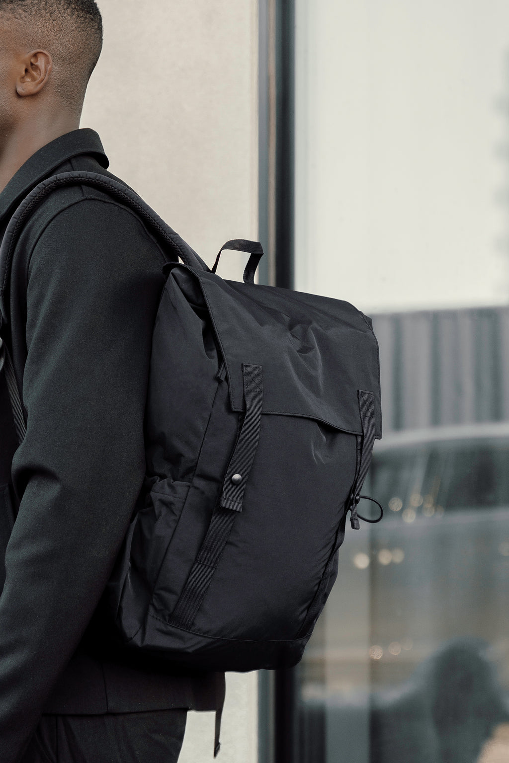 Mochila KENTO URBAN RCS para uso diário, fabricada em nylon reciclado.