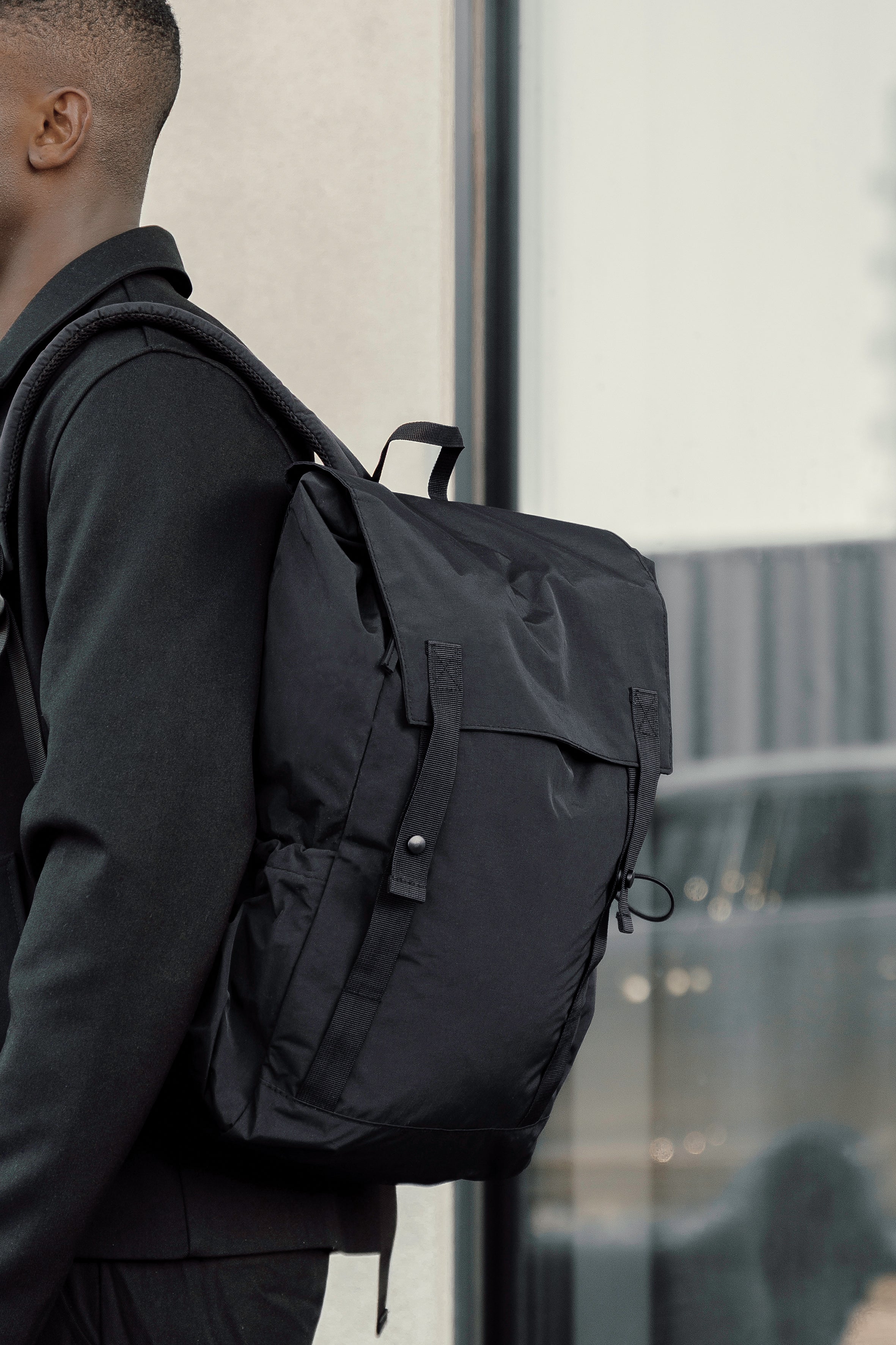 Mochila KENTO URBAN RCS para uso diário, fabricada em nylon reciclado.