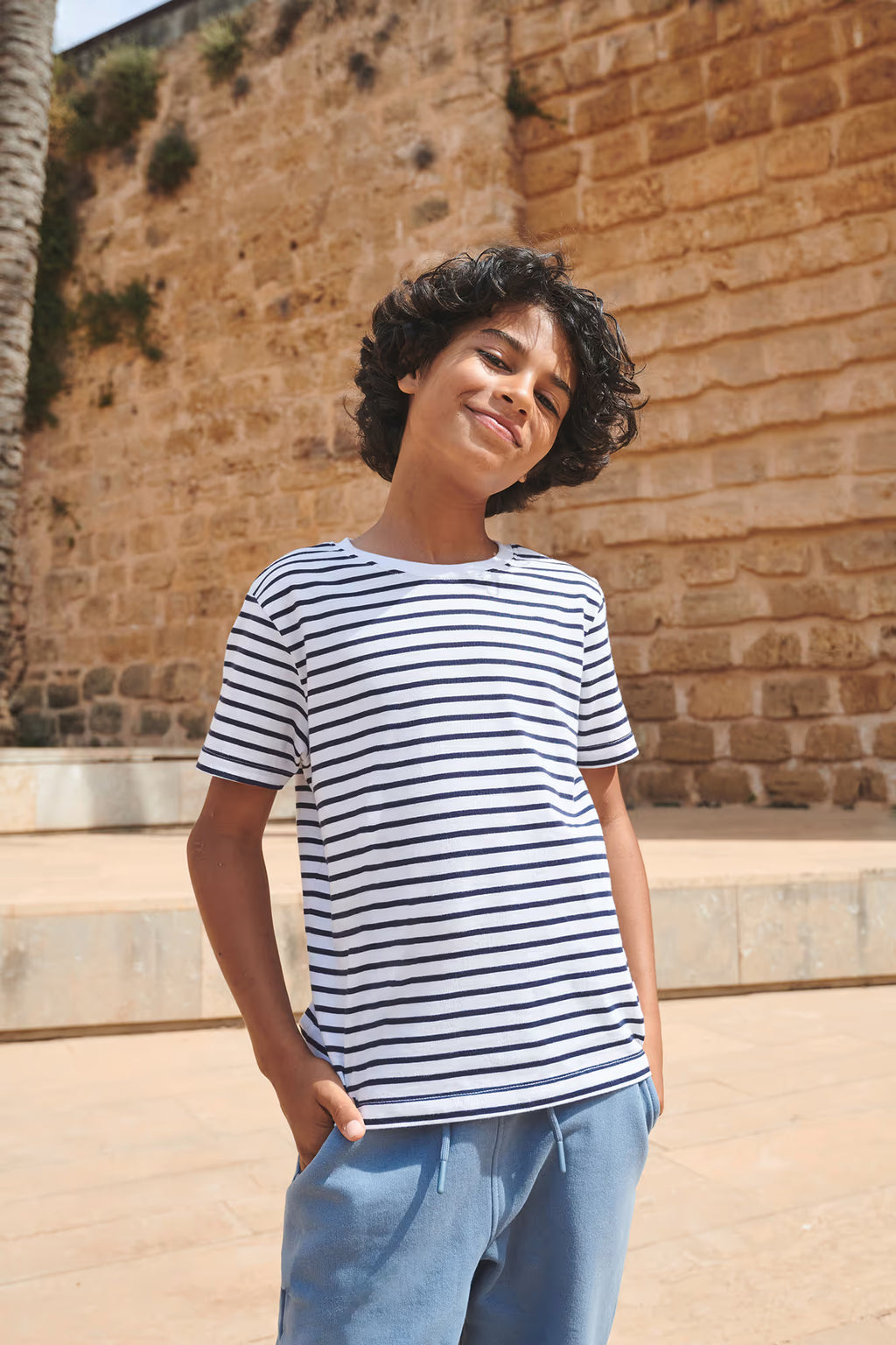 T-shirt de criança às riscas