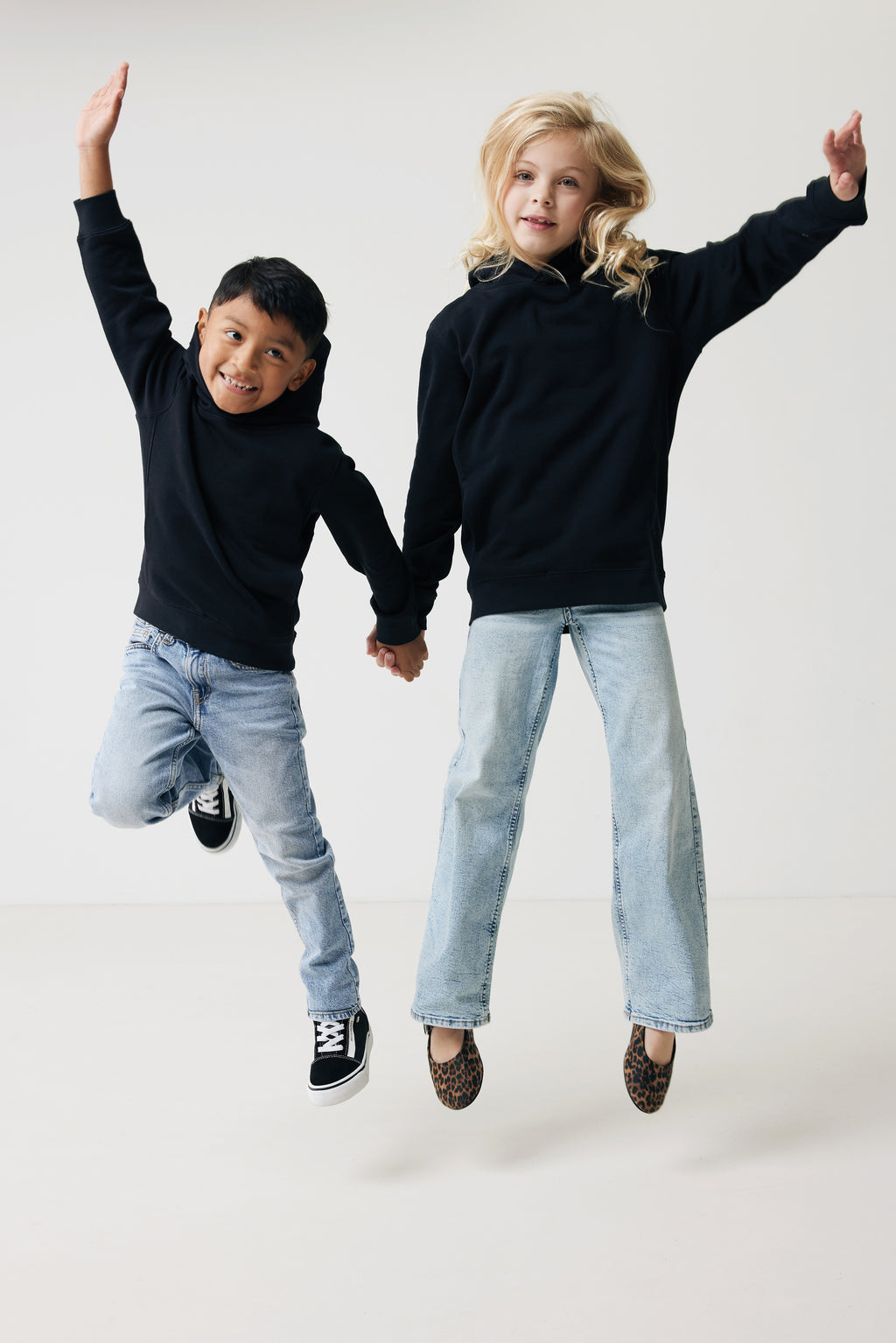 Sweatshirt de criança em algodão reciclado com bolsos laterais.