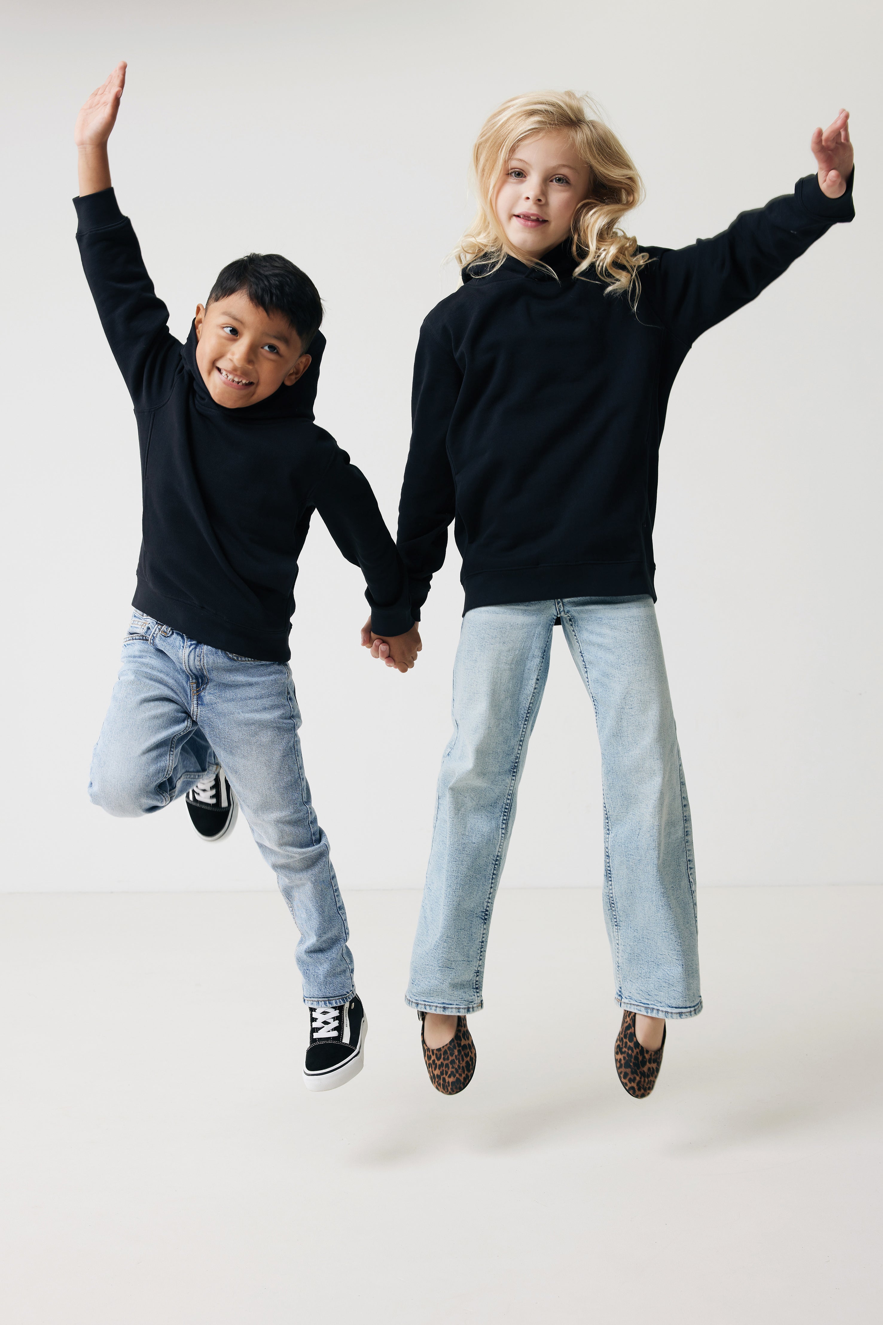 Sweatshirt de criança em algodão reciclado com bolsos laterais.