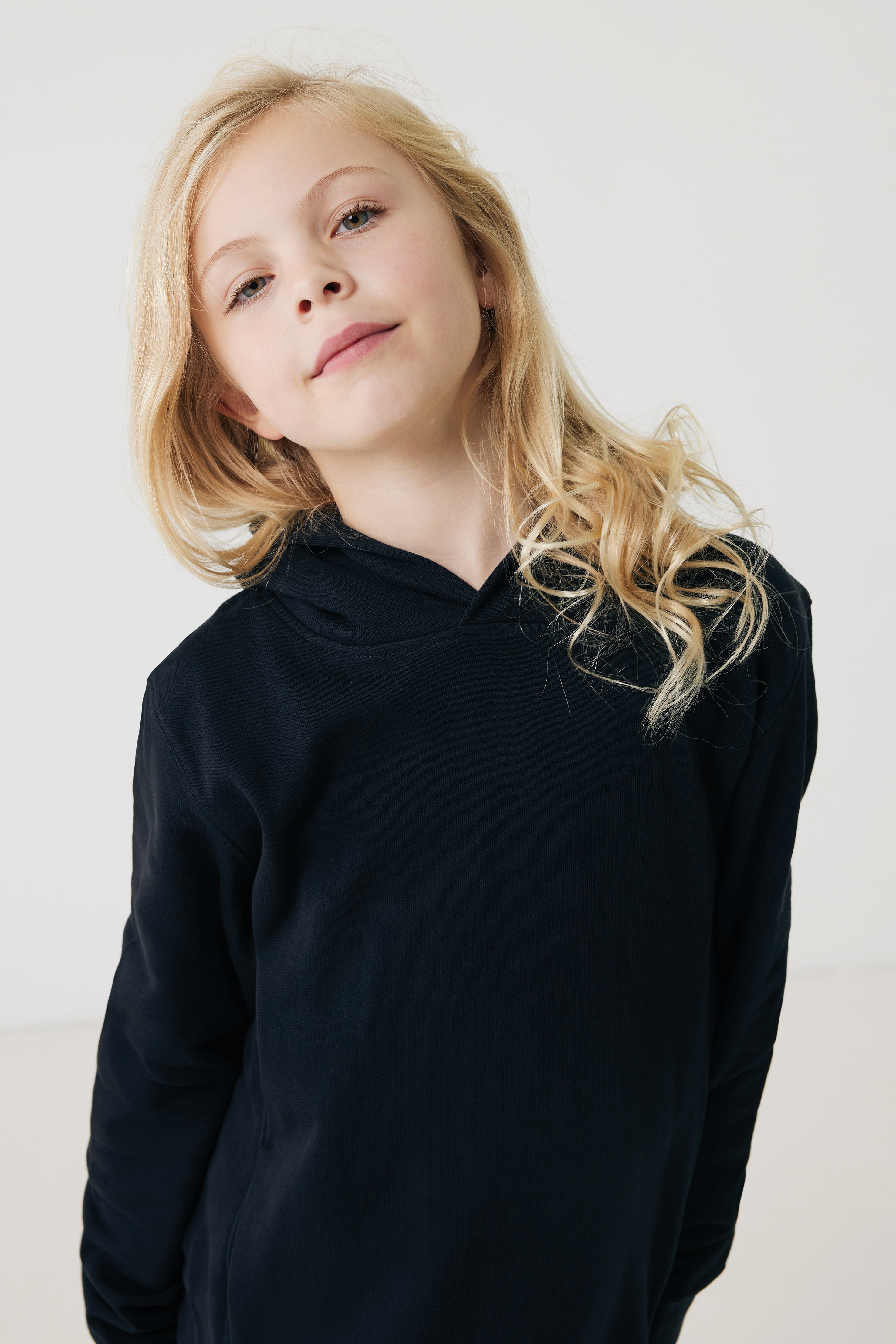 Sweatshirt de criança em algodão reciclado com bolsos laterais.