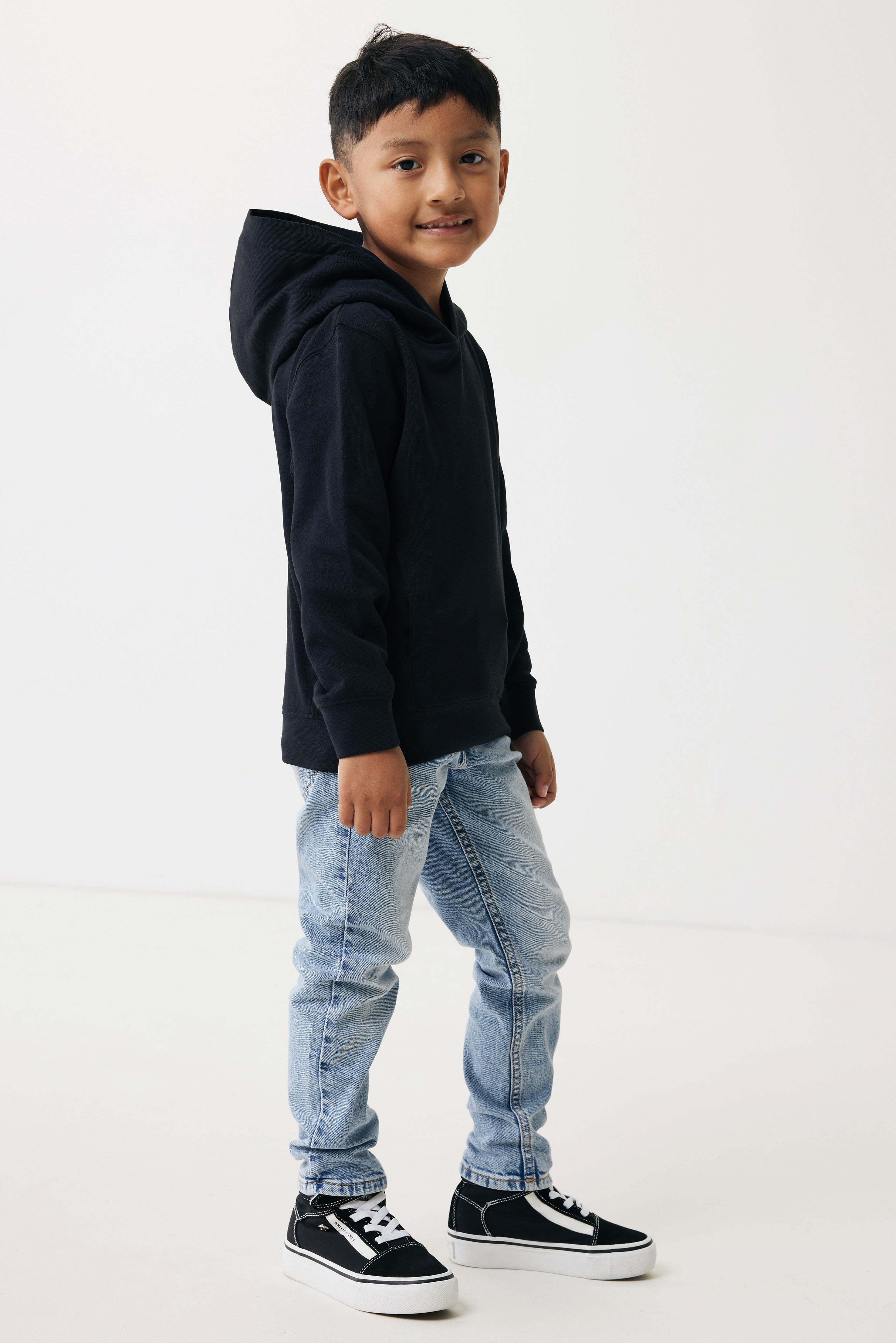 Sweatshirt de criança em algodão reciclado com bolsos laterais.