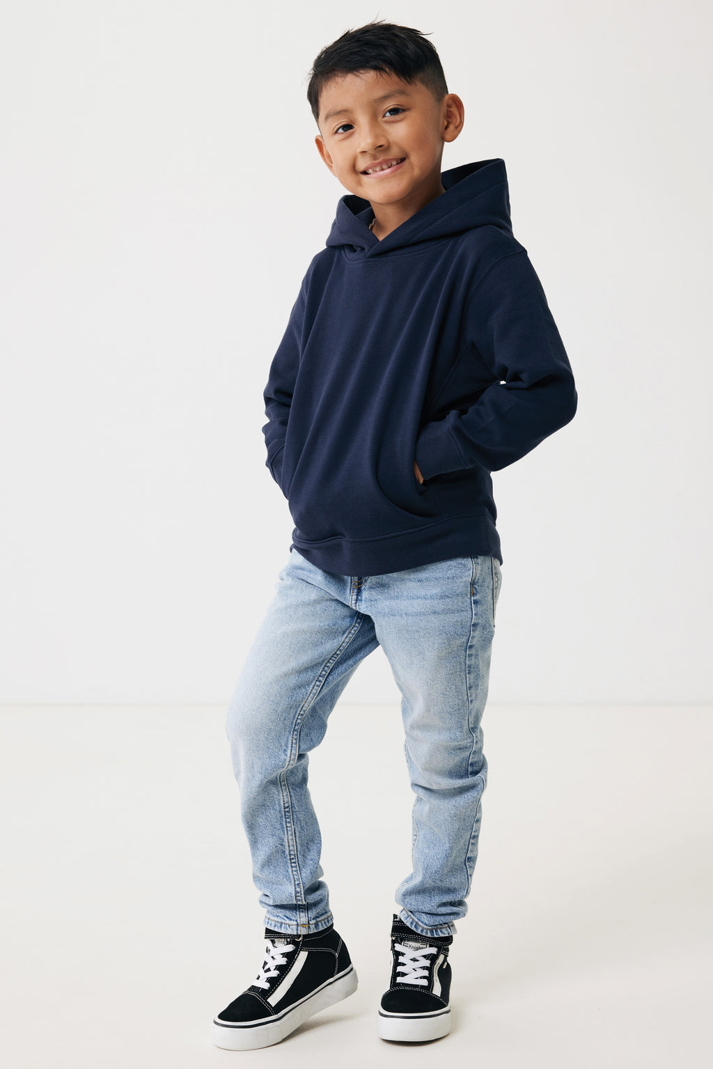 Sweatshirt de criança em algodão reciclado com bolsos laterais.