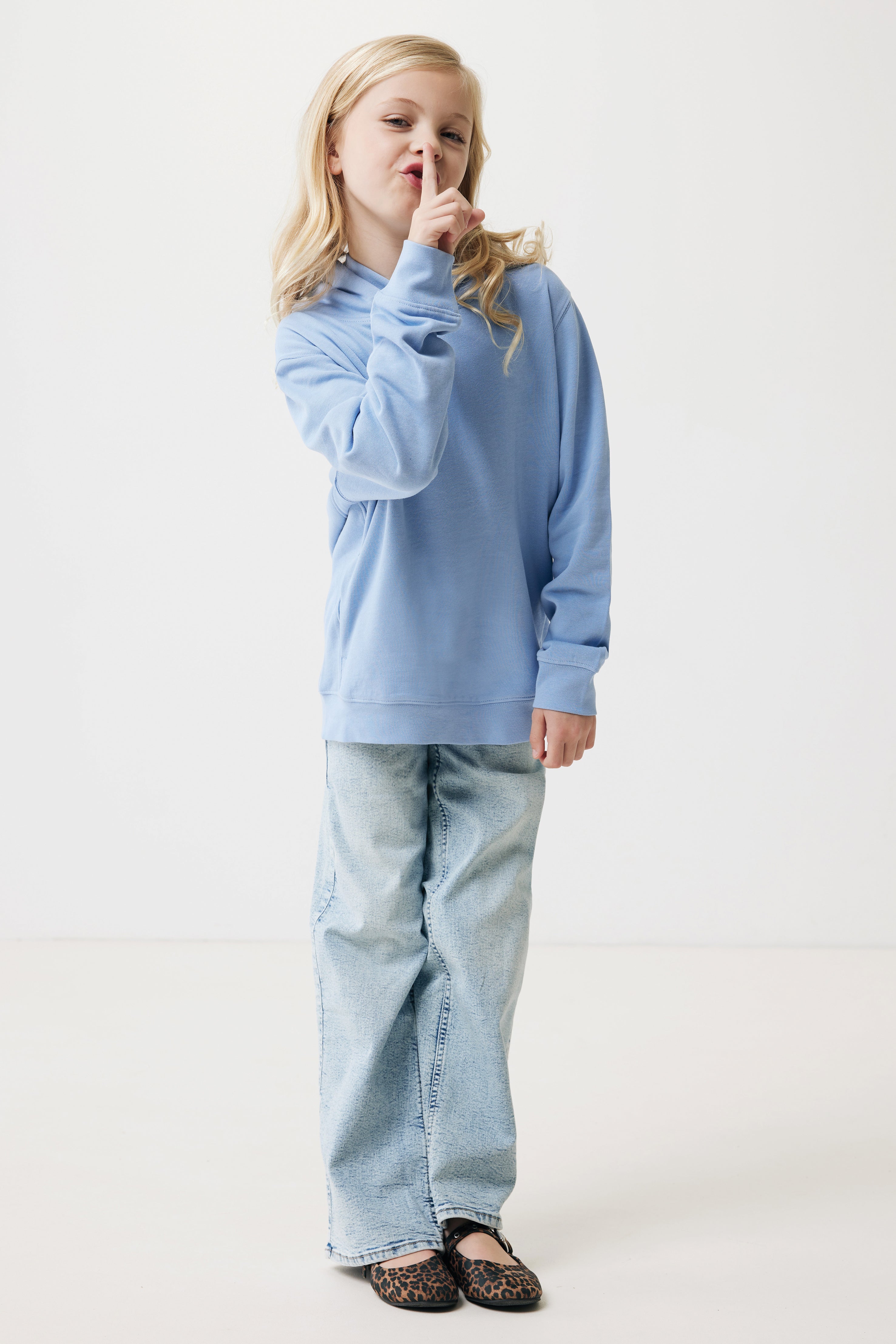 Sweatshirt de criança em algodão reciclado com bolsos laterais.