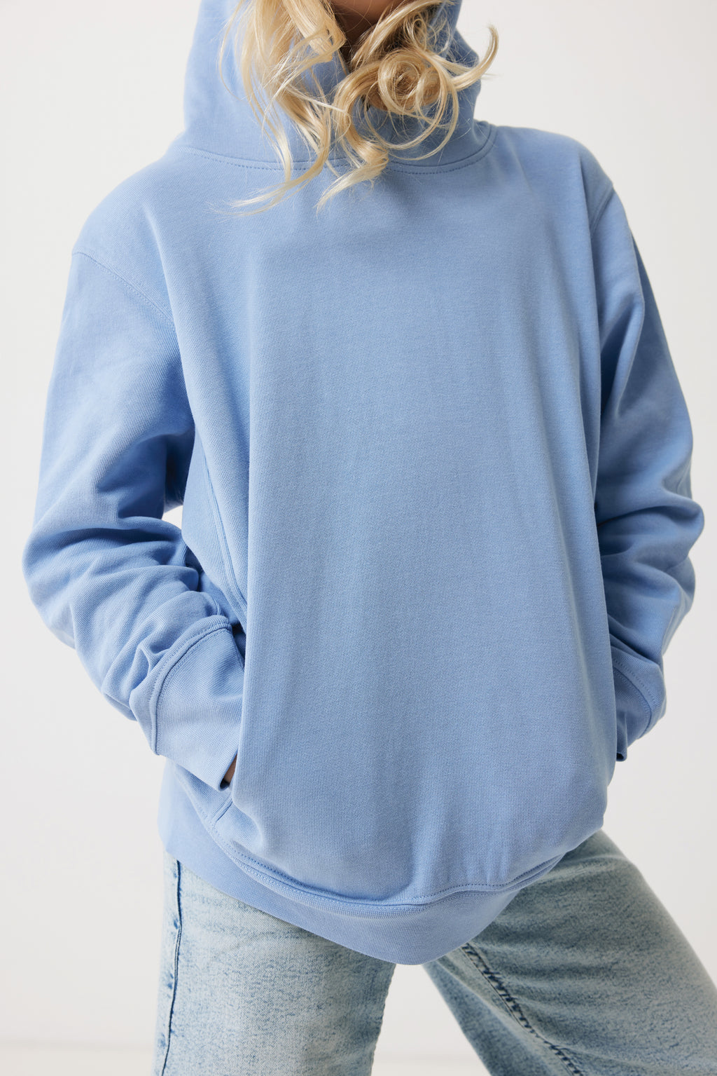 Sweatshirt de criança em algodão reciclado com bolsos laterais.