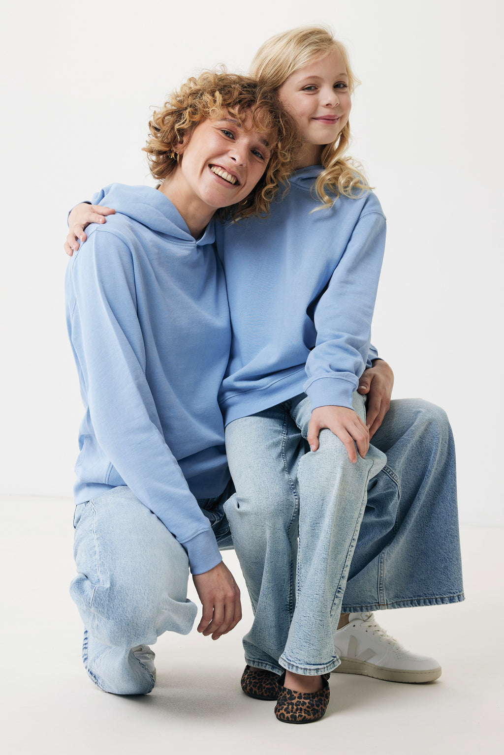 Sweatshirt de criança em algodão reciclado com bolsos laterais.