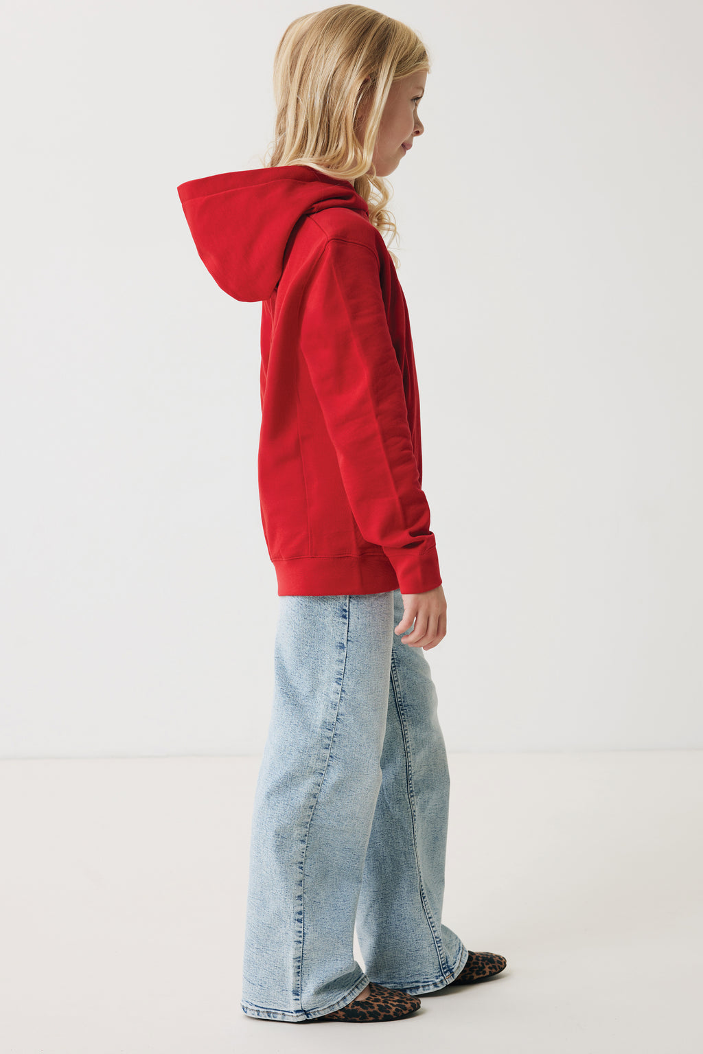 Sweatshirt de criança em algodão reciclado com bolsos laterais.