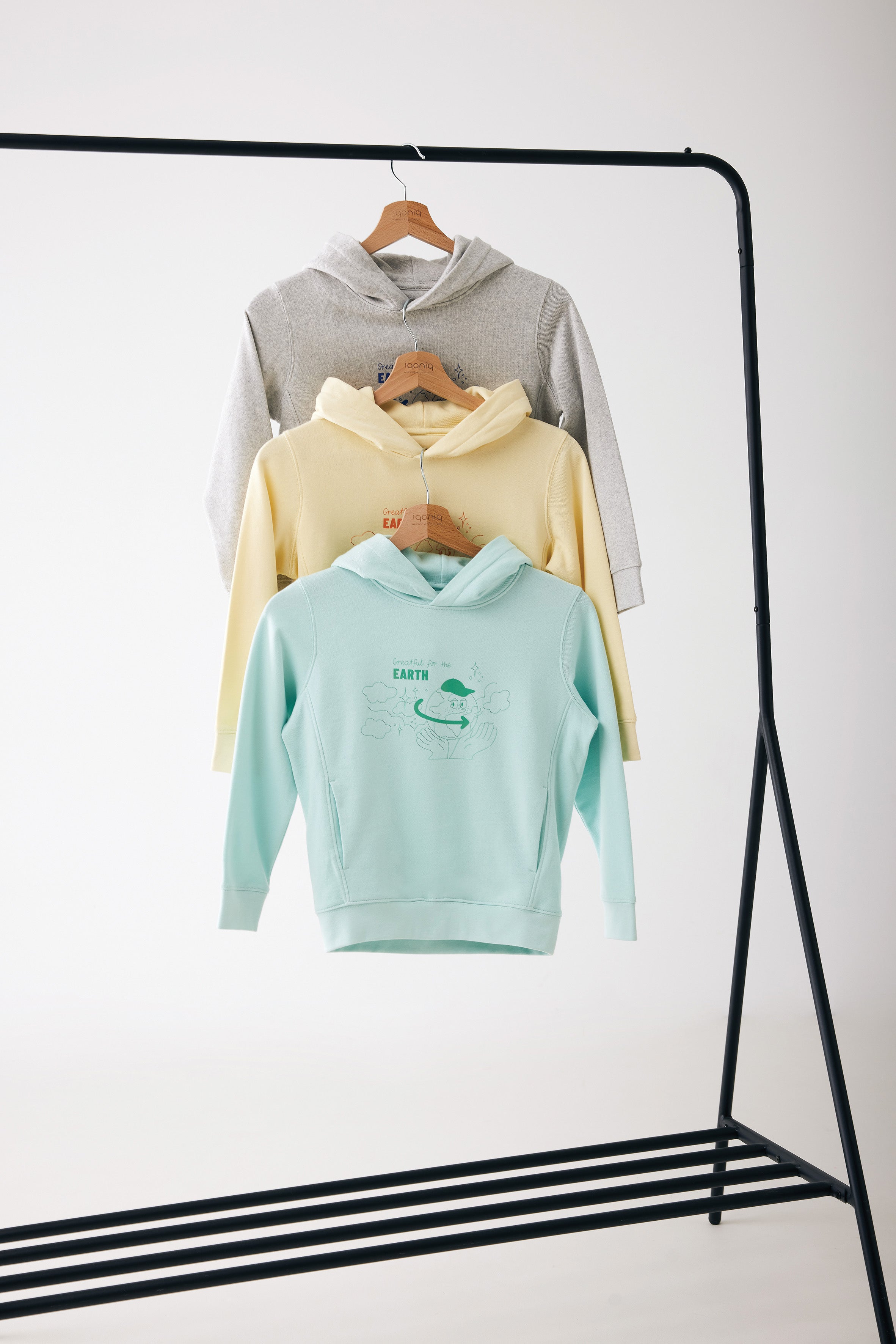 Sweatshirt de criança em algodão reciclado com bolsos laterais.