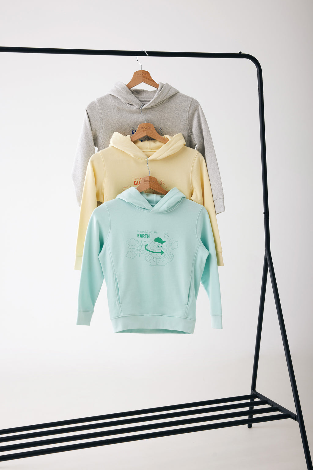 Sweatshirt de criança em algodão reciclado com bolsos laterais.