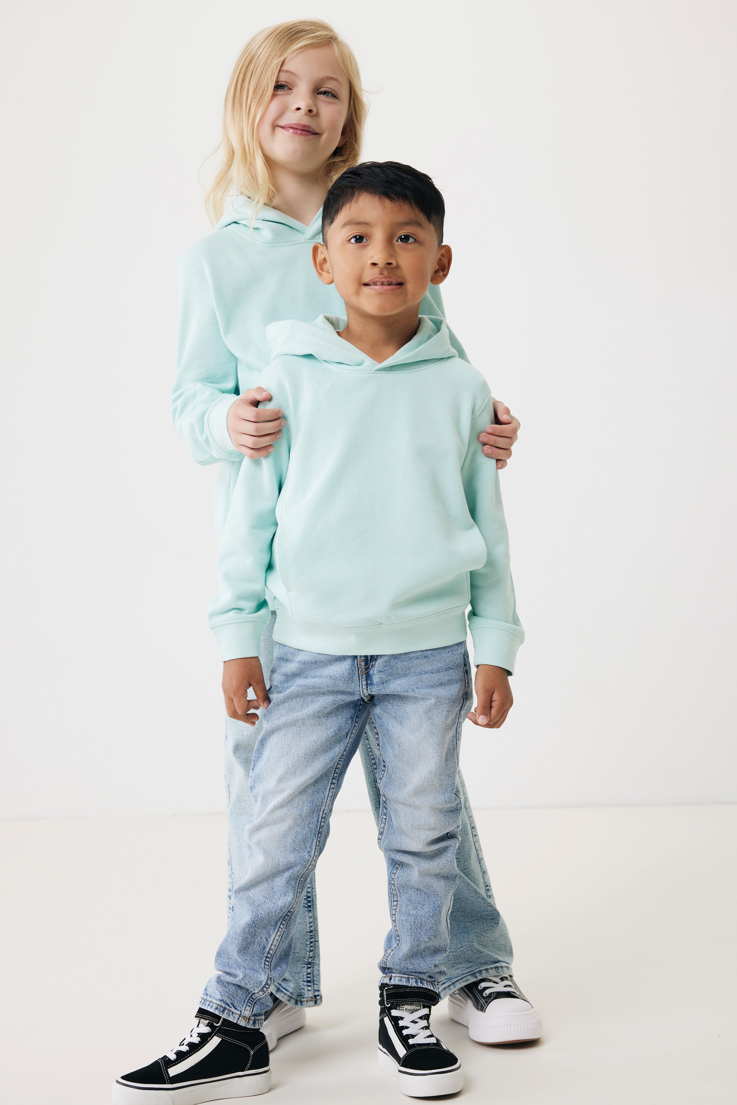 Sweatshirt de criança em algodão reciclado com bolsos laterais.