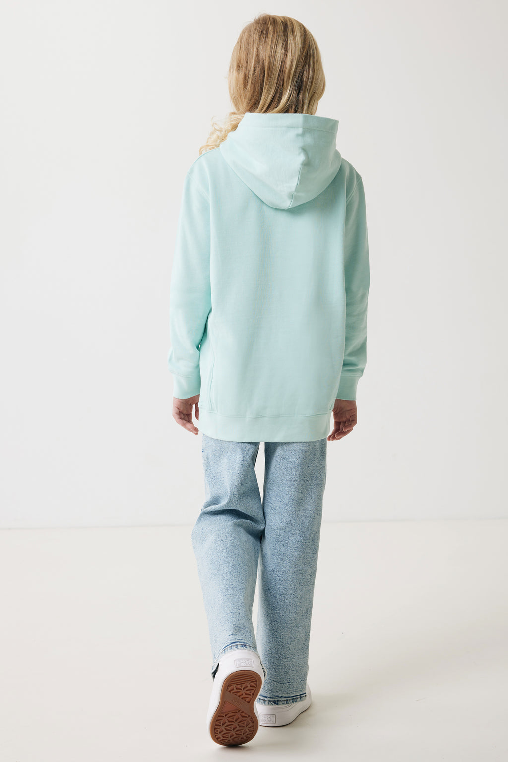 Sweatshirt de criança em algodão reciclado com bolsos laterais.