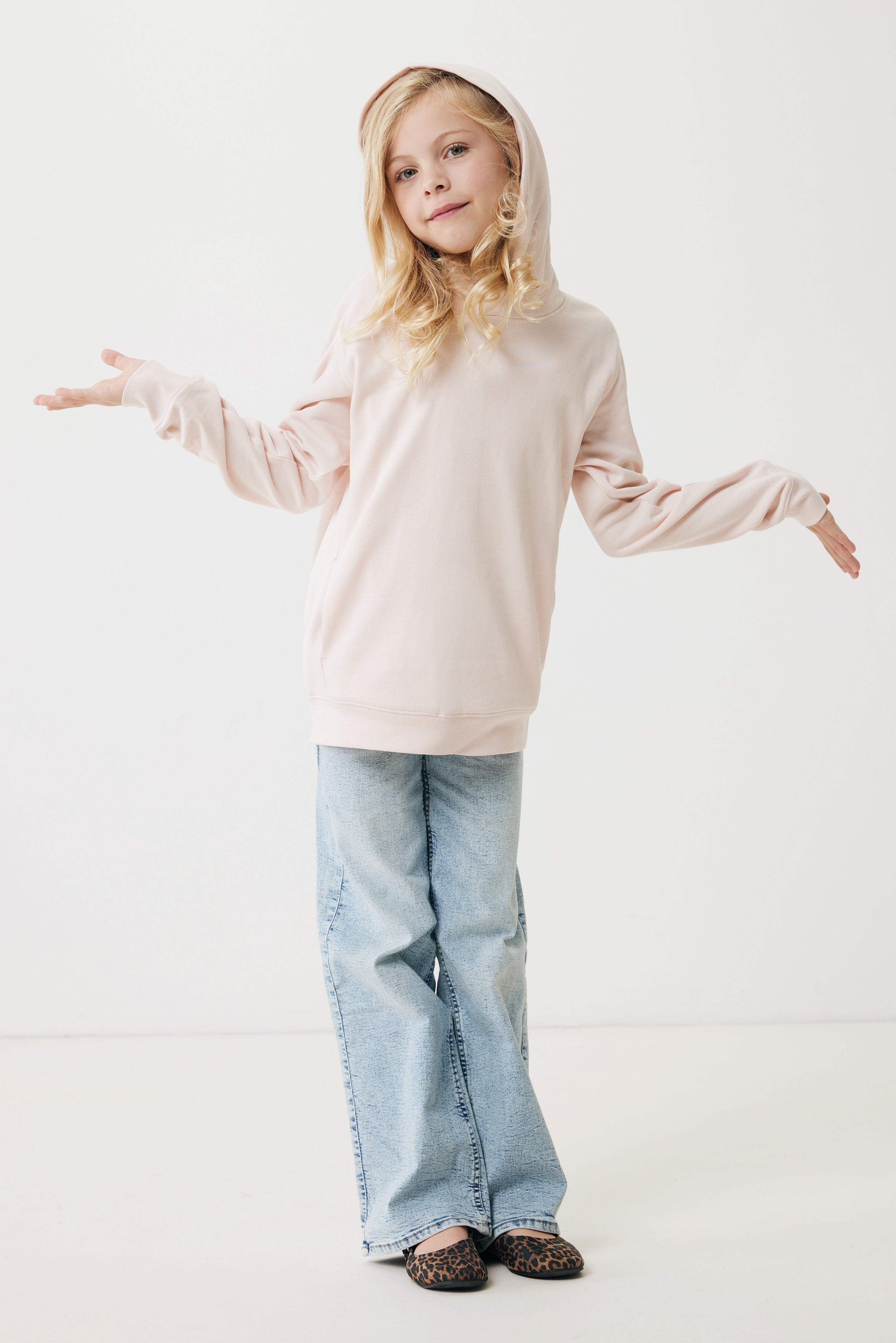 Sweatshirt de criança em algodão reciclado com bolsos laterais.