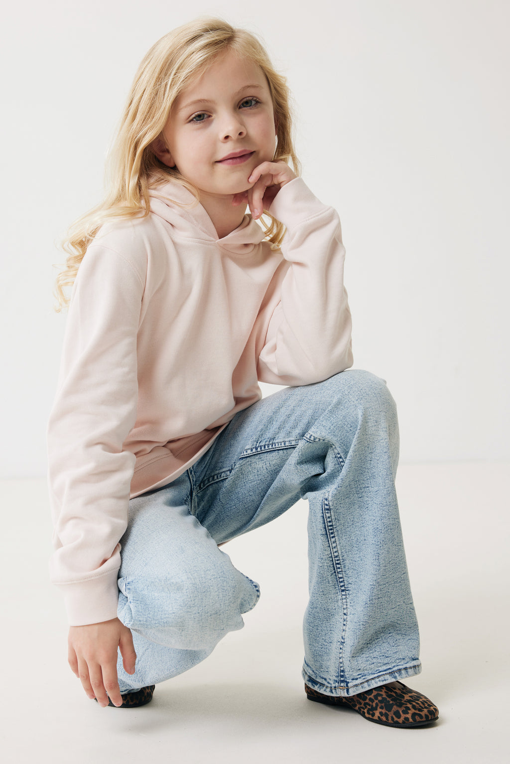 Sweatshirt de criança em algodão reciclado com bolsos laterais.