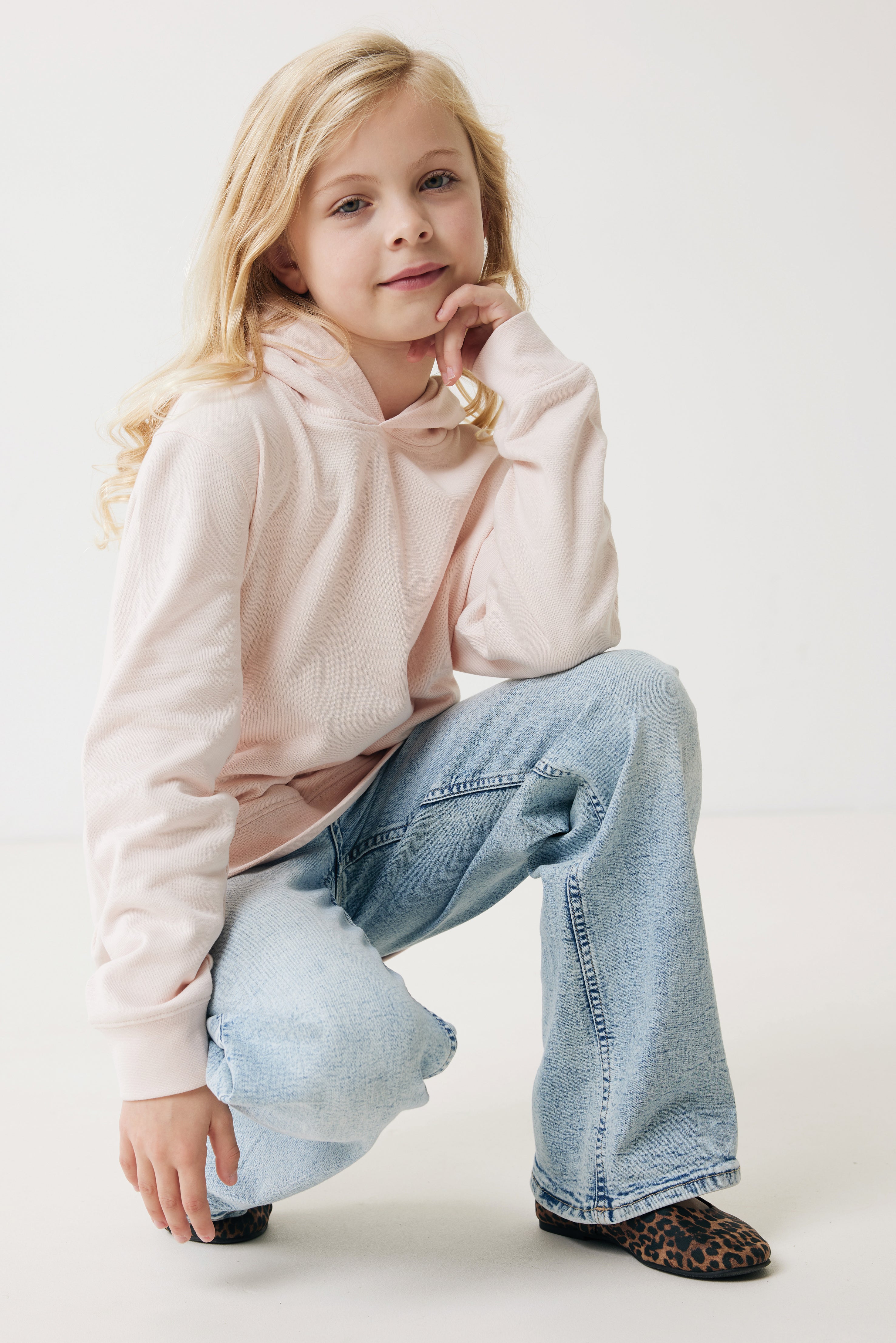 Sweatshirt de criança em algodão reciclado com bolsos laterais.