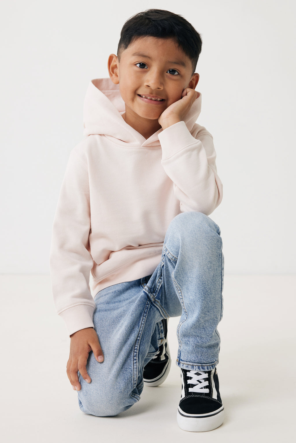 Sweatshirt de criança em algodão reciclado com bolsos laterais.