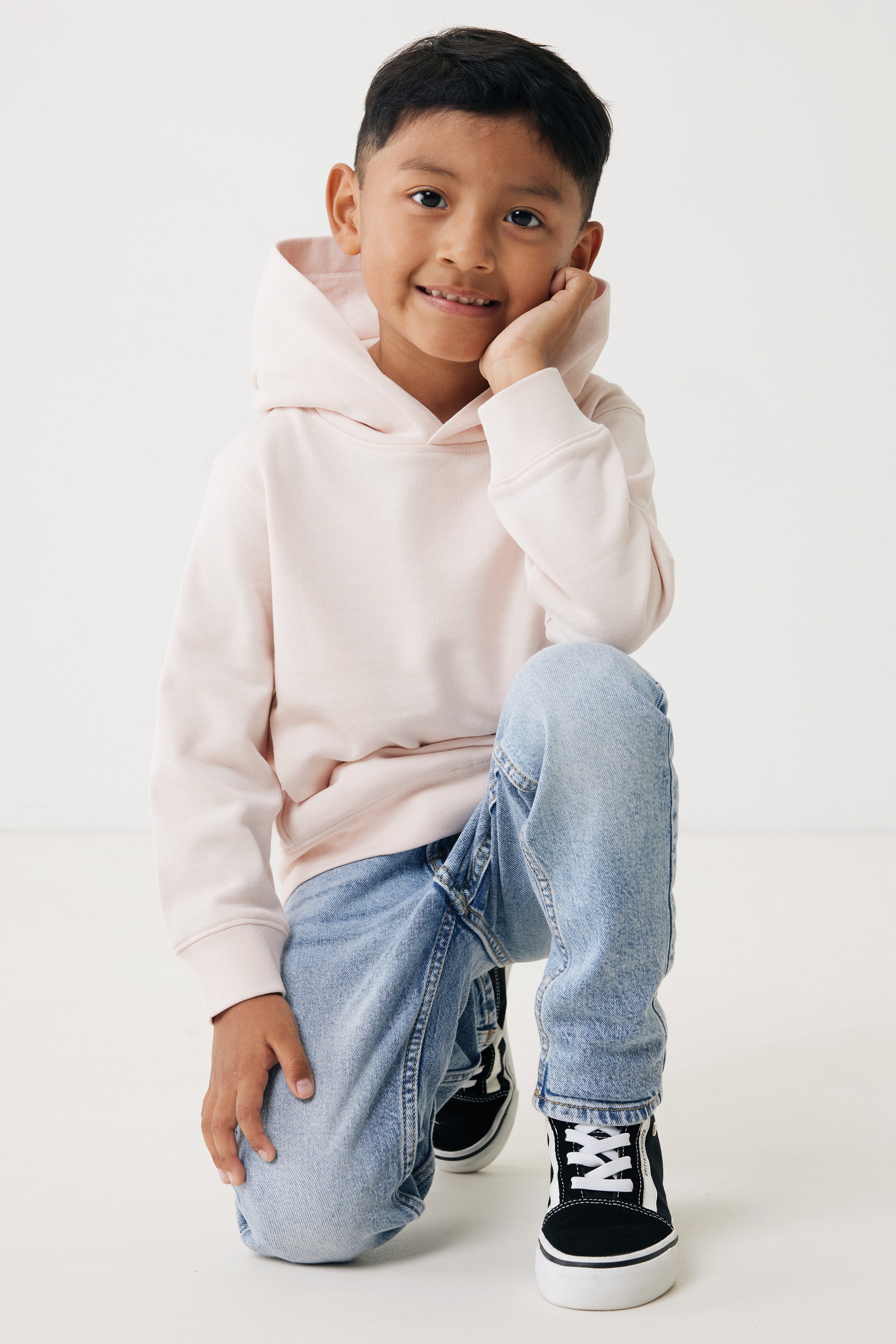 Sweatshirt de criança em algodão reciclado com bolsos laterais.