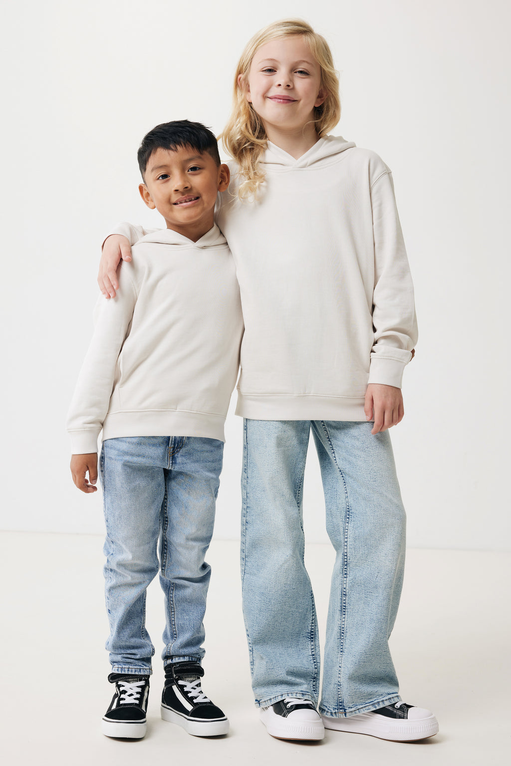 Sweatshirt de criança em algodão reciclado com bolsos laterais.