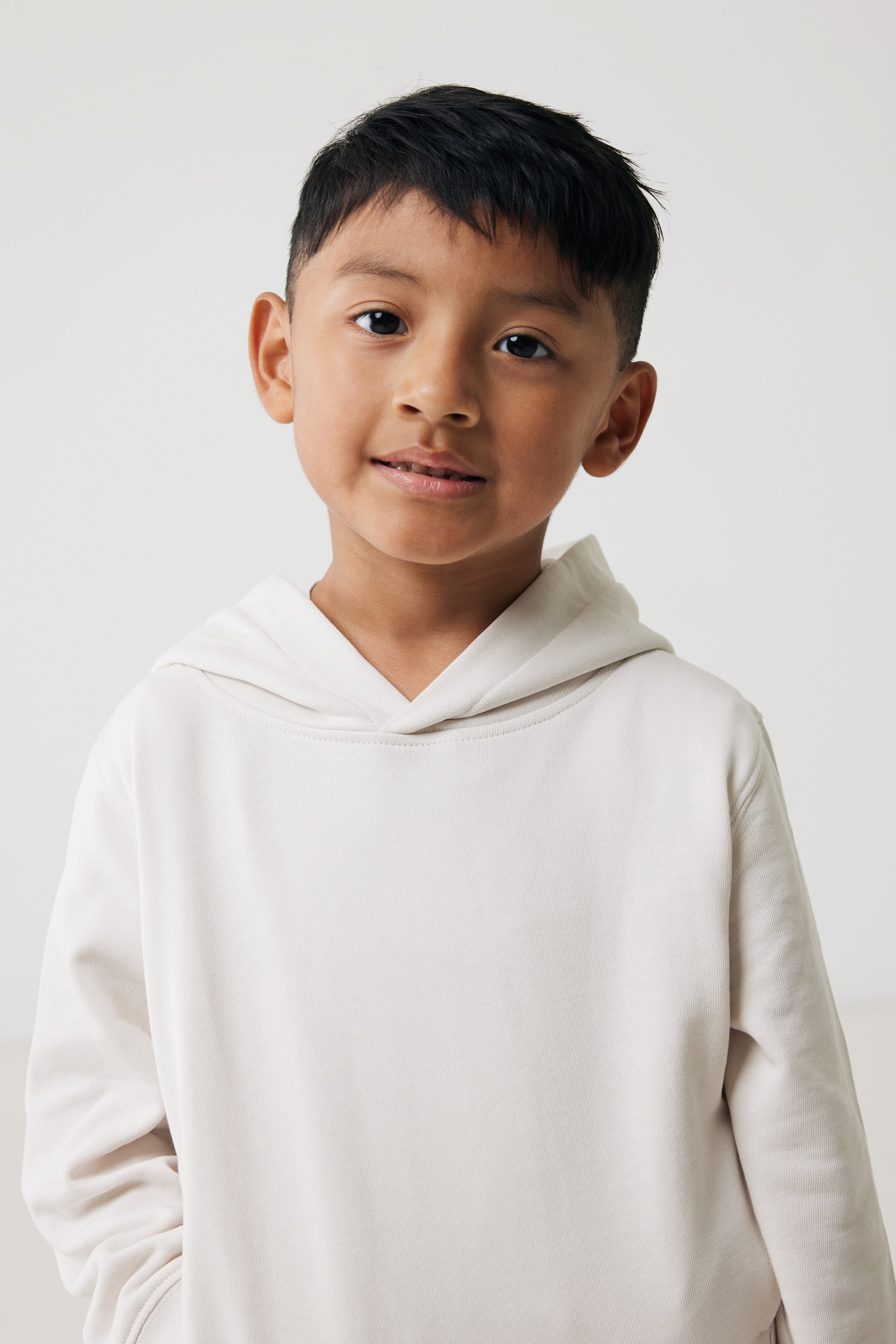 Sweatshirt de criança em algodão reciclado com bolsos laterais.